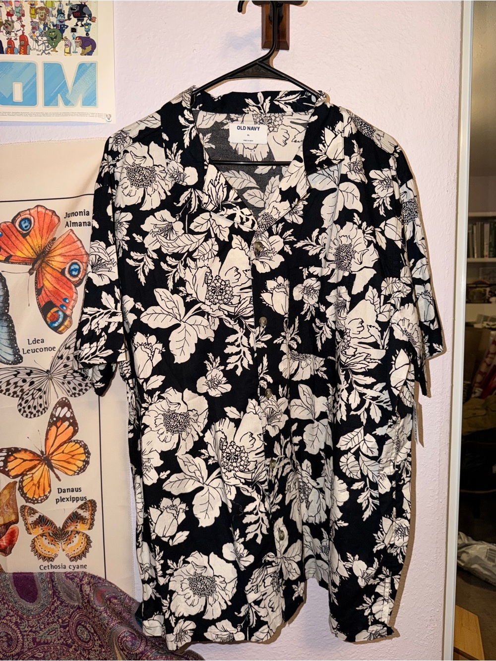 Old Navy Black & White Floral Short-Sleeve Button-Down Shirt